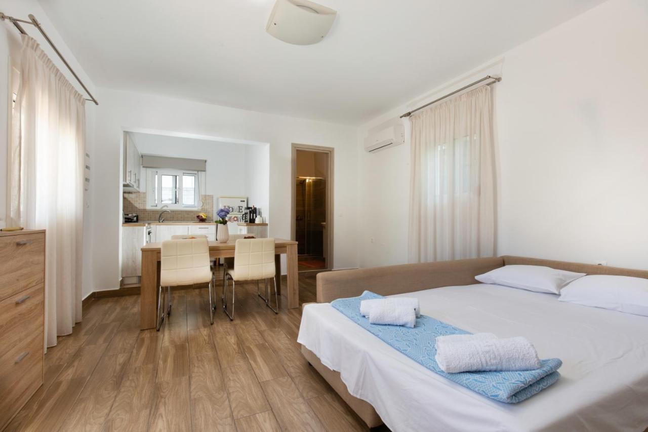 Theros Luxury Apartment อาร์คานเยโลส ภายนอก รูปภาพ
